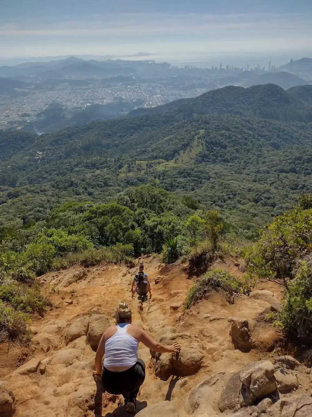 Camping de sobrevivência na mata pico da pedra